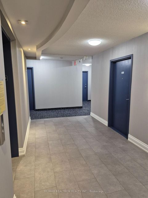 Photo 4 at 527 - 60 Fairfax Crescent, Birchmount, Toronto