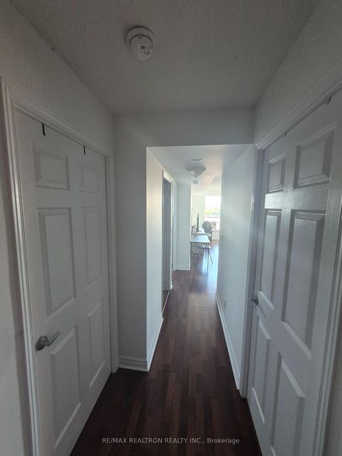 Photo 7 at 527 - 60 Fairfax Crescent, Birchmount, Toronto