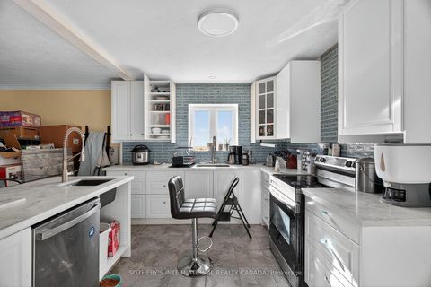 Photo 3 at 18 Rossburn Drive, Etobicoke West Mall, Toronto