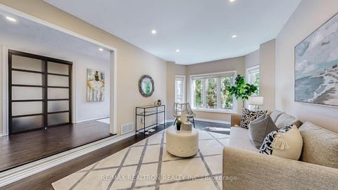 Photo 2 at 20 Edinburgh Drive, Doncrest, Richmond Hill