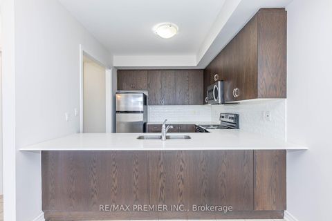 Photo 11 at 10 - 105 Kayla Crescent, Maple, Vaughan