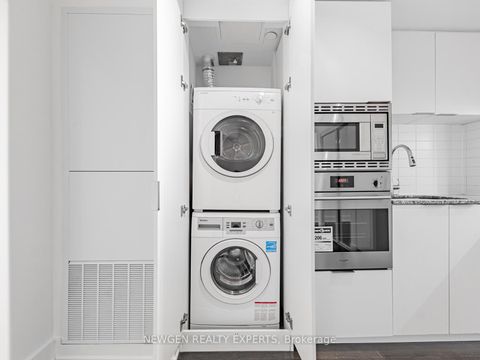 Photo 14 at 208 - 955 Bay Street, Bay Street Corridor, Toronto