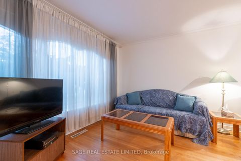 Photo 3 at 25 Willowmount Drive, Birchmount, Toronto