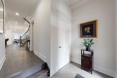 Photo 4 at 51 Abbeywood Gate W, Beverley Glen, Vaughan