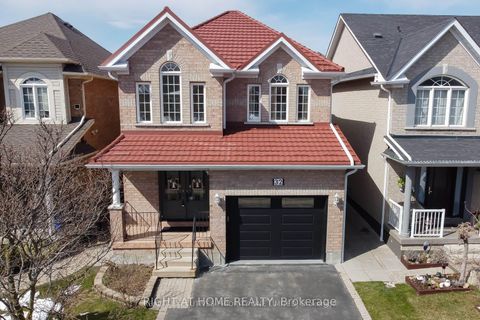 Photo 1 at 32 Eddington Place, Maple, Vaughan