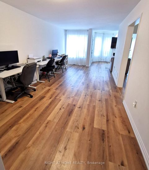 Photo 4 at 32 Eddington Place, Maple, Vaughan