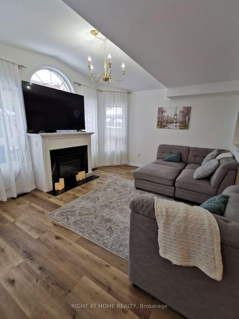 Photo 6 at 32 Eddington Place, Maple, Vaughan