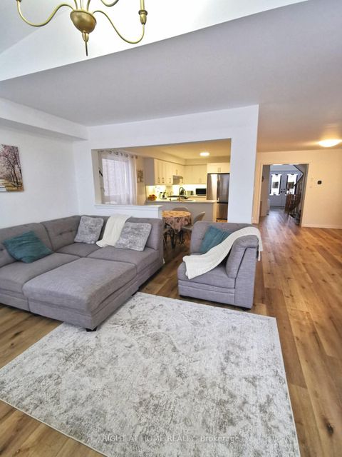 Photo 8 at 32 Eddington Place, Maple, Vaughan