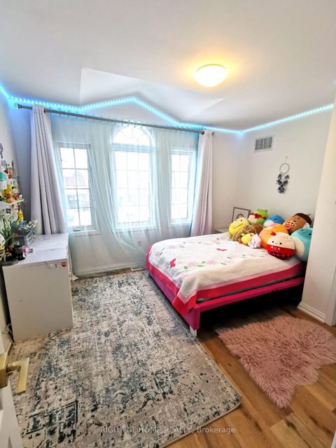 Photo 16 at 32 Eddington Place, Maple, Vaughan