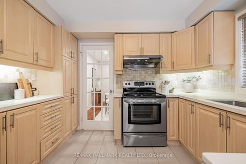 Photo 6 at 29 Canterbury Court, Harding, Richmond Hill