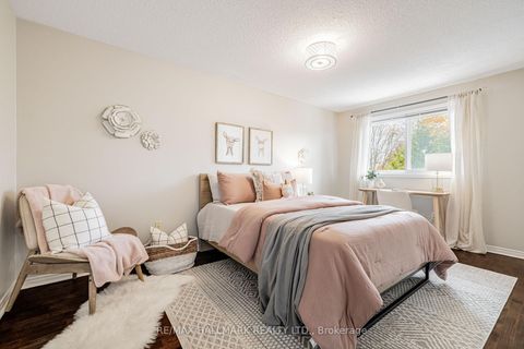 Photo 18 at 29 Canterbury Court, Harding, Richmond Hill