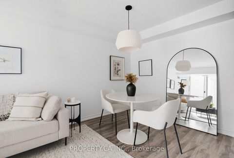 Photo 3 at 709 - 801 Bay Street, Bay Street Corridor, Toronto