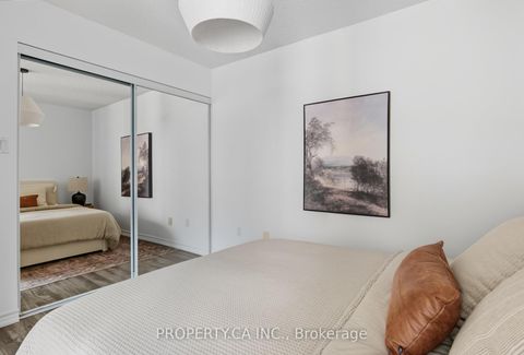 Photo 15 at 709 - 801 Bay Street, Bay Street Corridor, Toronto