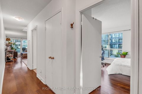 Photo 3 at 202 - 600 Queens Quay W, Waterfront Communities C1, Toronto