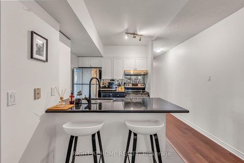 Photo 13 at 202 - 600 Queens Quay W, Waterfront Communities C1, Toronto
