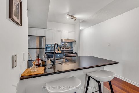 Photo 14 at 202 - 600 Queens Quay W, Waterfront Communities C1, Toronto