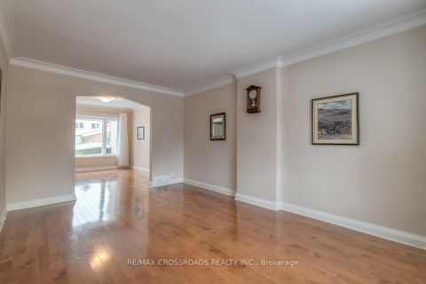 Photo 3 at 363 Hopewell Avenue, Belgravia, Toronto