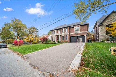 Photo 2 at 8 Graywood Drive, Rosethorn, Toronto