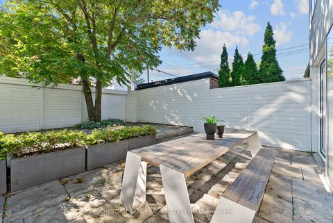 Photo 17 at 82 Robert Street, University, Toronto