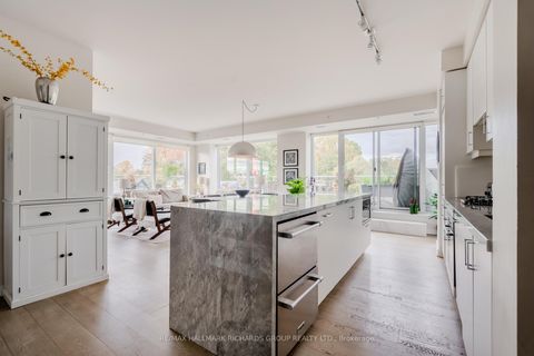 Photo 2 at 401 - 1960 Queen Street E, The Beaches, Toronto