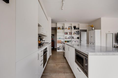 Photo 5 at 401 - 1960 Queen Street E, The Beaches, Toronto