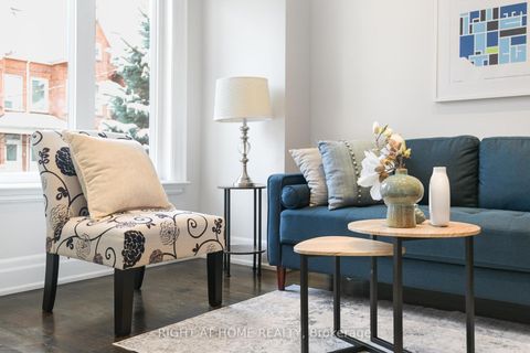 Photo 1 at 68A Oxford Street, Chinatown, Toronto