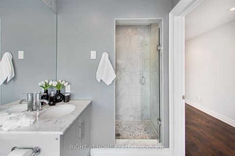 Photo 16 at 68A Oxford Street, Chinatown, Toronto