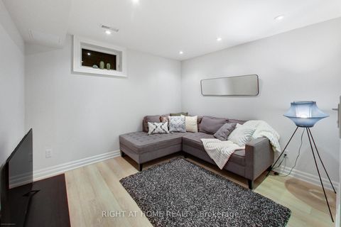 Photo 18 at 68A Oxford Street, Chinatown, Toronto