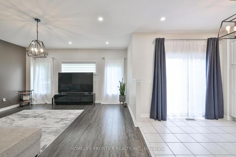 Photo 7 at 6 Raintree Crescent, Oak Ridges, Richmond Hill