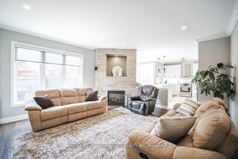 Photo 11 at 204 Ivy Jay Crescent, Bayview Northeast, Aurora