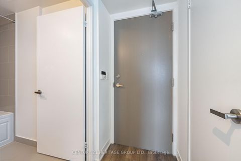 Photo 10 at 4602 - 88 Harbour Street, Waterfront Communities C1, Toronto