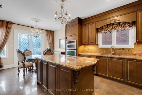 Photo 11 at 20 Shalom Aleichem Court, Patterson, Vaughan