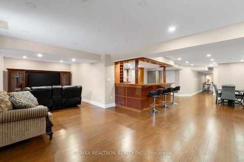 Photo 35 at 20 Shalom Aleichem Court, Patterson, Vaughan