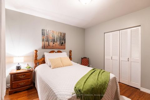 Photo 5 at 14 Beckenham Court, Etobicoke West Mall, Toronto