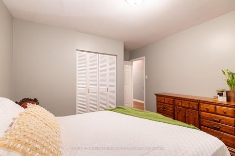 Photo 6 at 14 Beckenham Court, Etobicoke West Mall, Toronto