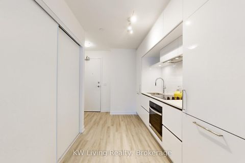 Photo 6 at 212 - 6 David Eyer Road, Rural Richmond Hill, Richmond Hill