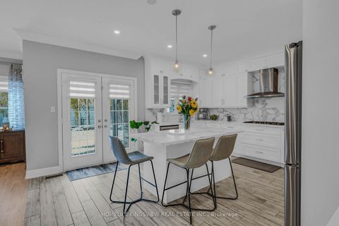 Photo 14 at 162 Corner Brook Crescent, Vellore Village, Vaughan