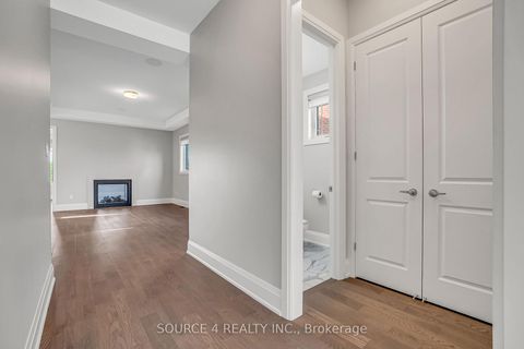 Photo 3 at 522 Kleinburg Summit Way, Kleinburg, Vaughan