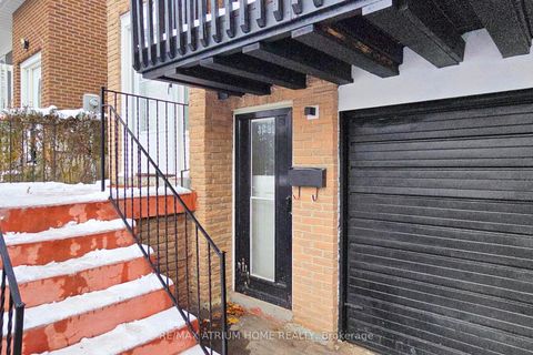 Photo 2 at 3 Plumbrook Crescent, Malvern West, Toronto