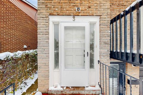 Photo 3 at 3 Plumbrook Crescent, Malvern West, Toronto