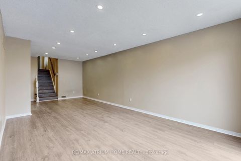 Photo 10 at 3 Plumbrook Crescent, Malvern West, Toronto