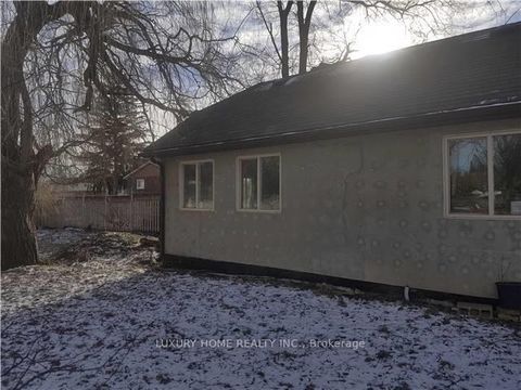 Photo 3 at 229 Lawrence Avenue, Harding, Richmond Hill