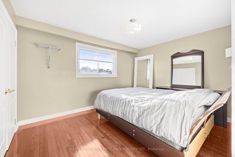 Photo 18 at 154 Fairglen Avenue, L'Amoreaux, Toronto