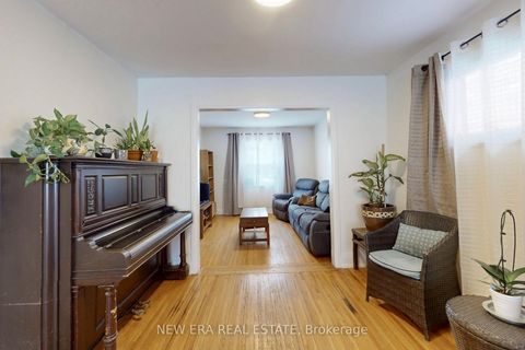 Photo 8 at 80 Renfield Street, Amesbury, Toronto