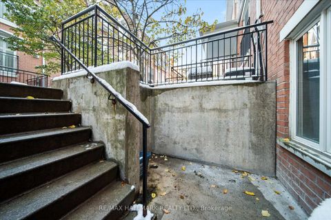 Photo 6 at 734 - 10 Laidlaw Street, South Parkdale, Toronto