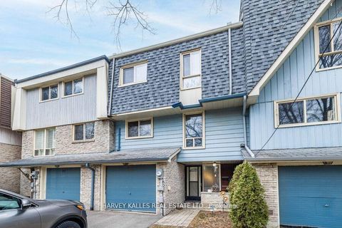 Photo 1 at 82 Poplar Crescent, Aurora Highlands, Aurora