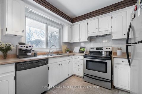 Photo 8 at 82 Poplar Crescent, Aurora Highlands, Aurora