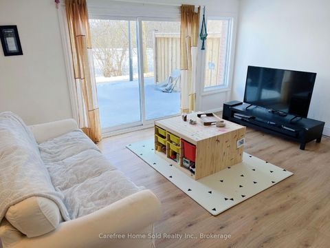 Photo 1 at 207 Milestone Crescent, Aurora Village, Aurora