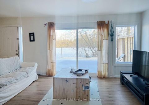 Photo 2 at 207 Milestone Crescent, Aurora Village, Aurora