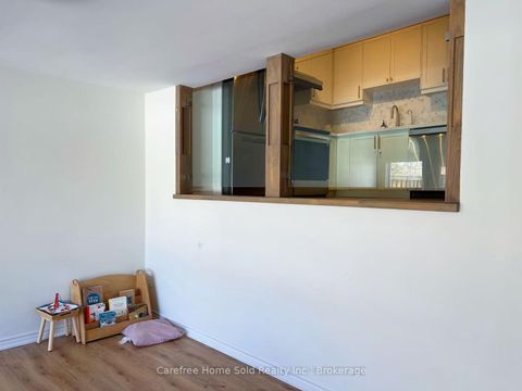 Photo 3 at 207 Milestone Crescent, Aurora Village, Aurora